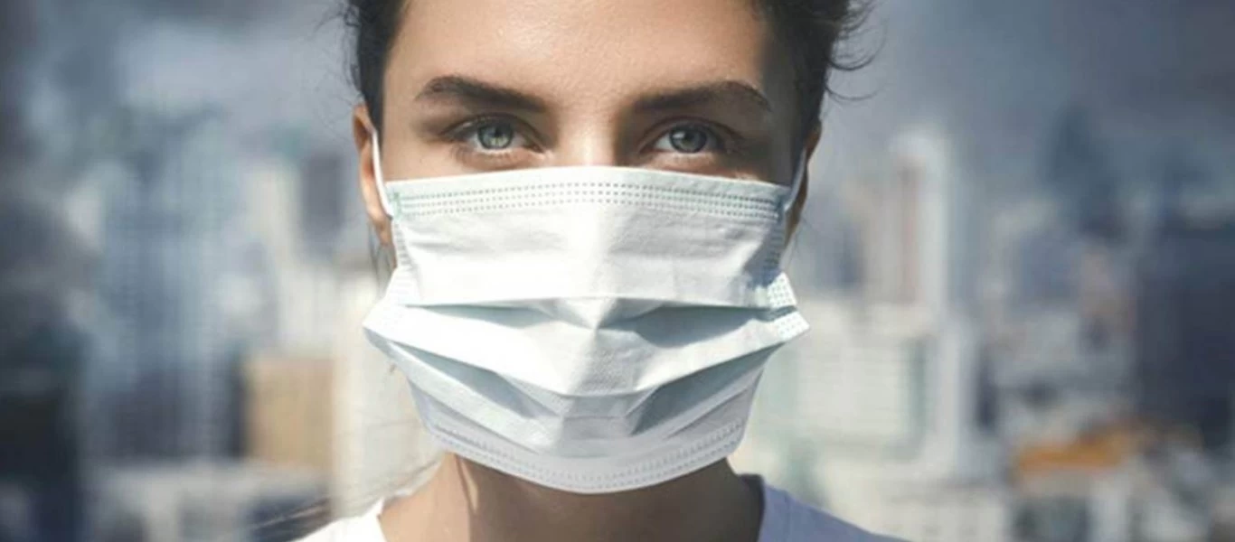 Είναι που με τον εμβολιασμό θα «έπαιρναν» τις ζωές τους πίσω - Ο ΠΟΥ συστήνει μάσκα και από τους εμβολιασμένους